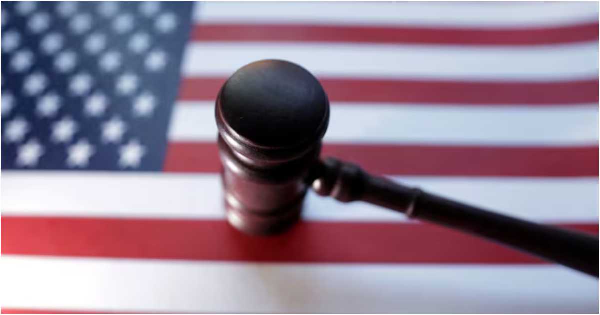 অ্যামেরিকার পতাকা ও বিচারকের ব্যবহৃত ন্যায়দণ্ড। ছবি: রয়টার্স